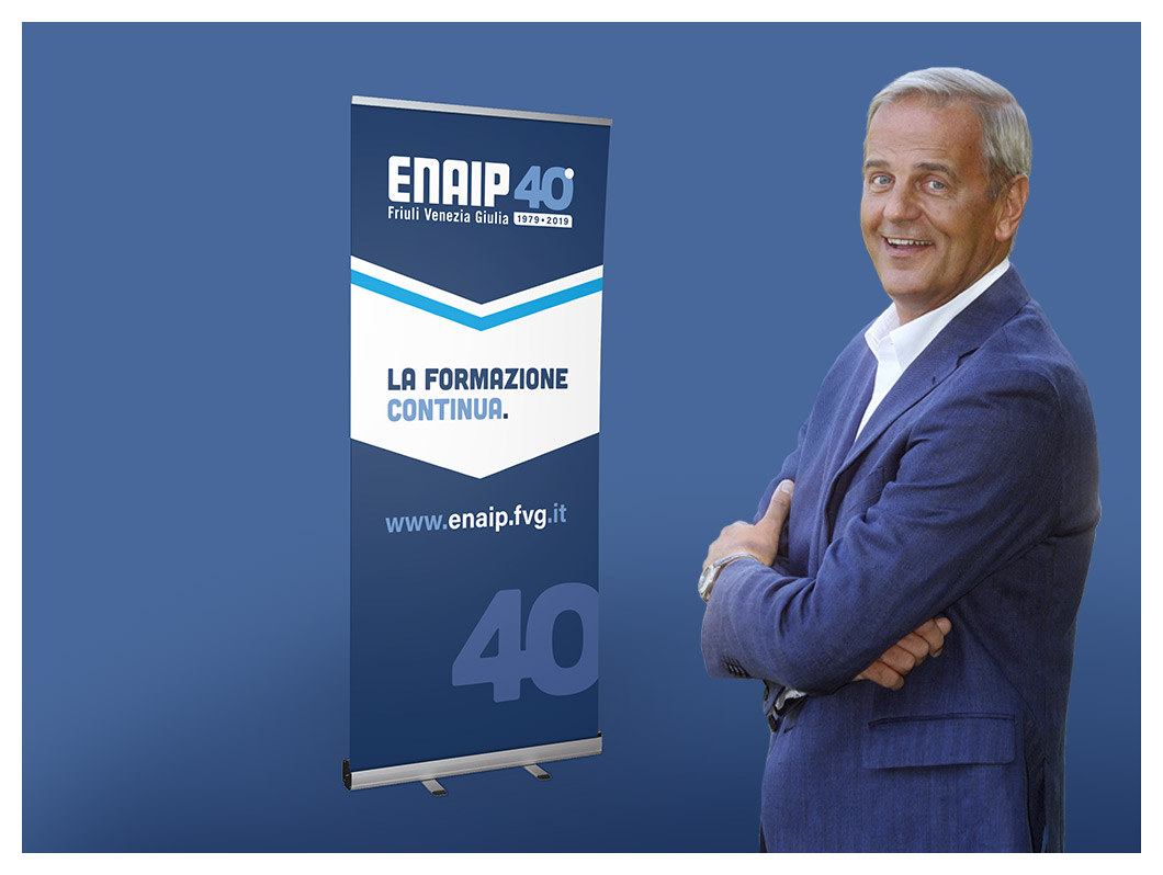 Enrico Bertolino con il rollup dei 40 anni di ENAIP FVG